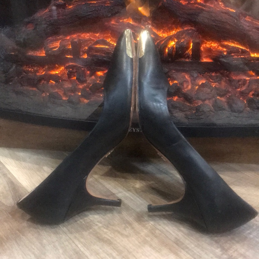 Pour La Victoire  Classic Heels